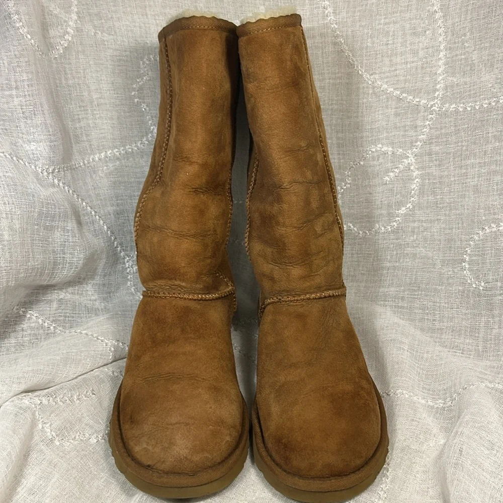 UGG almost new leather sheep skin boots
